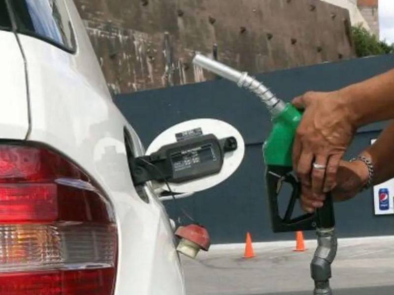 Imagen de referencia de un vehículo abasteciendo combustible en una gasolinera.