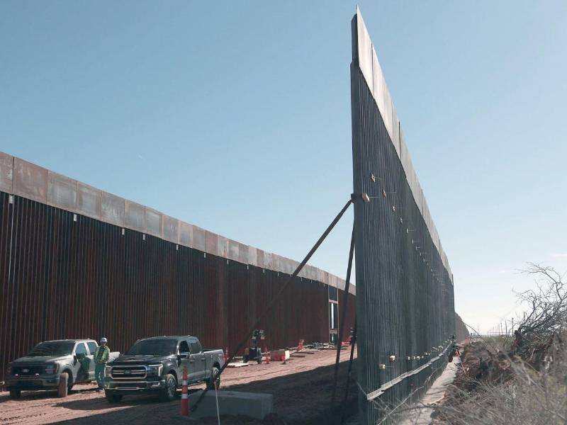 Obreros estadounidenses construyen un muro fronterizo este lunes, entre El Paso y Ciudad Juárez (México).