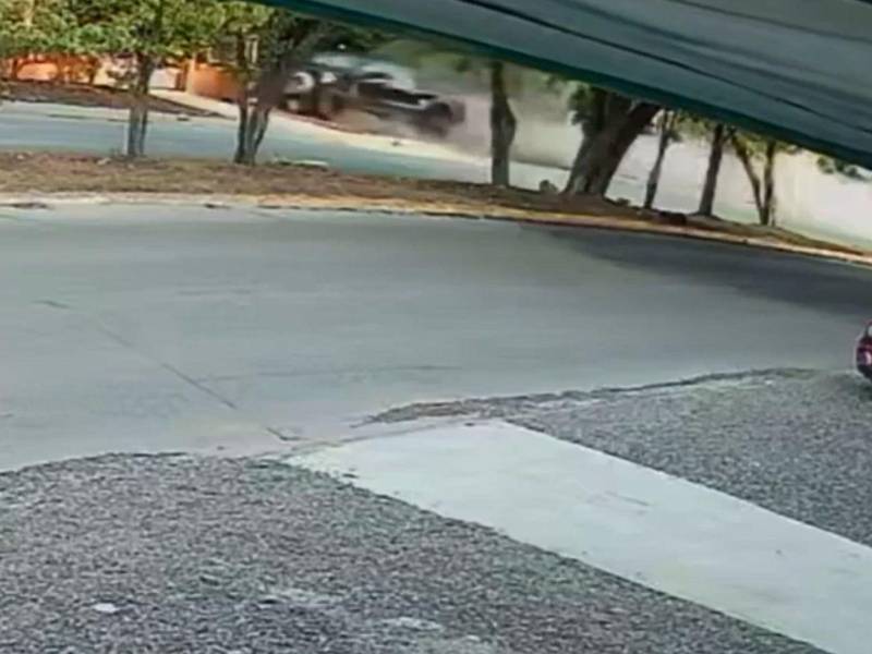 En la vivienda donde impactó la camioneta viven dos adultos mayores. Una piedra ubicada frente a la casa evitó que el accidente se convirtiera en una tragedia.