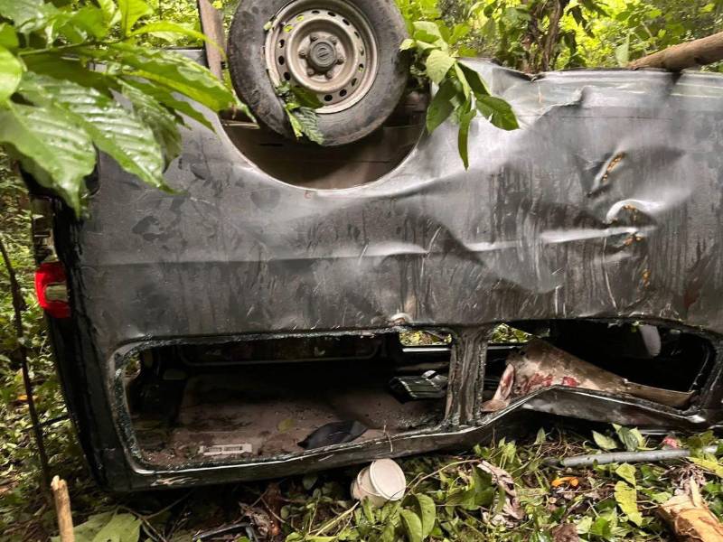 Así quedó el bus 'rapidito' que cayó a una hondonada este domingo 26 de octubre en Cofradía, Cortés.