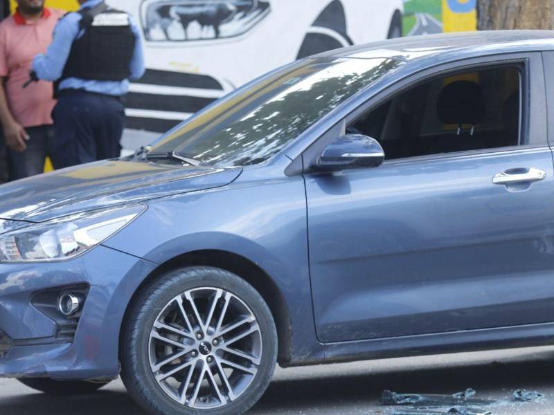 Así quedó el vehículo en el que se trasladaba el ciudadano que sufrió el asalto en San Pedro Sula.