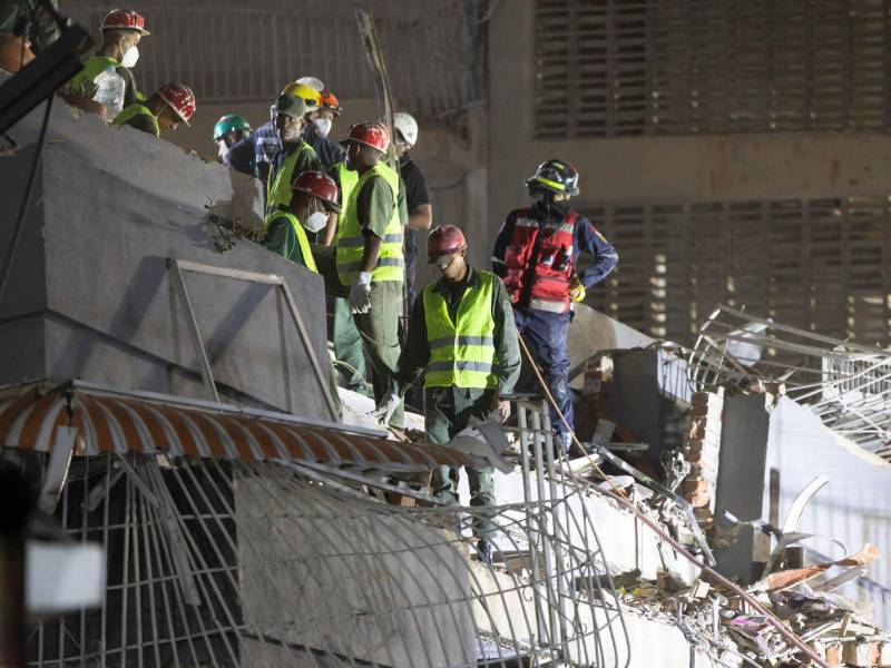Equipos de rescate buscan entre los escombros en Caracas (Venezuela) tras los dos fuertes sismos que han sacudido el oeste de la capital del país.