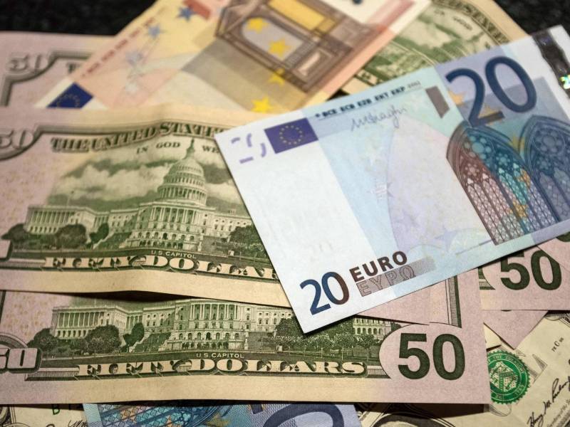 El euro roza la paridad con el dólares y se cambia a $1,0083 dólares.