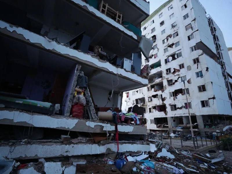 Vista de uno de los edificios dañados por los terremotos, en la localidad de Catia La Mar, en el estado costero de La Guaira.