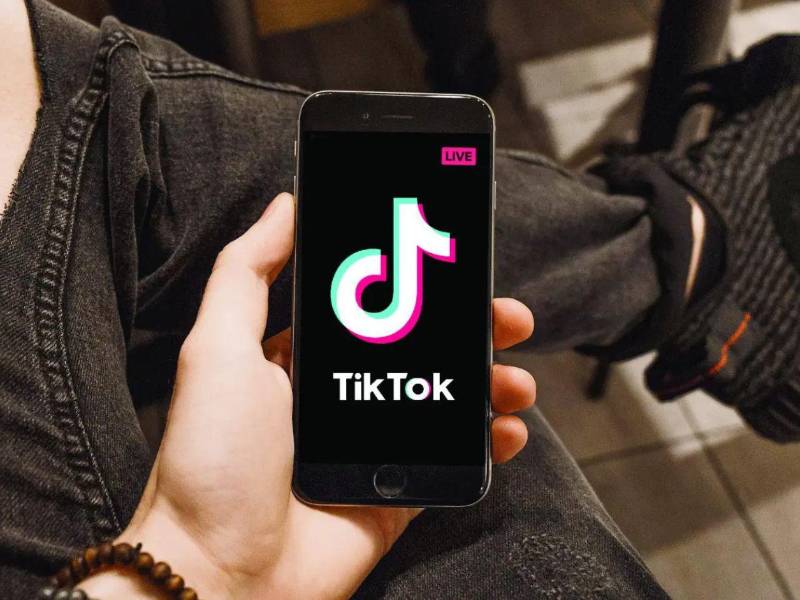 La función “Encontrar similares” de TikTok utiliza inteligencia artificial para localizar imágenes y videos relacionados dentro de la plataforma.