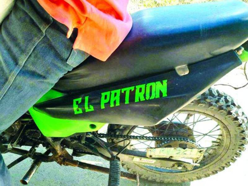 Cuando los agentes de la Agencia Técnica de Investigación Criminal (Atic) decomisaban ocho vehículos, dos motocicletas y una cuatrimoto, algunos con calcomanías con la palabra El Patrón, propiedades del alcalde Pedro Armando Aguilar Orellana, sospechoso de cuatro asesinatos, los pobladores intentaron bloquear el paso, desatándose una balacera que dejó a una persona herida.