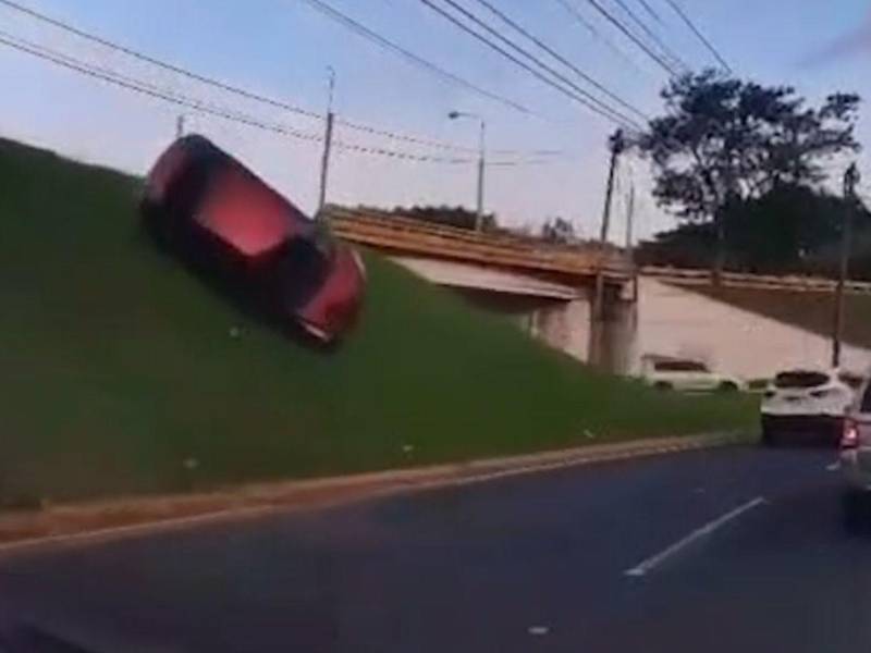 La conductora se desplazaba en un vehículo Hyundai Elantra, color rojo, cuando ascendía el paso a desnivel y, por causas que aún no han sido establecidas, perdió el control del mismo.