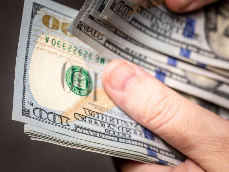 El BCH publica diariamente el tipo de cambio de referencia, que corresponde al promedio ponderado por montos de los precios resultantes de la subasta de divisas.