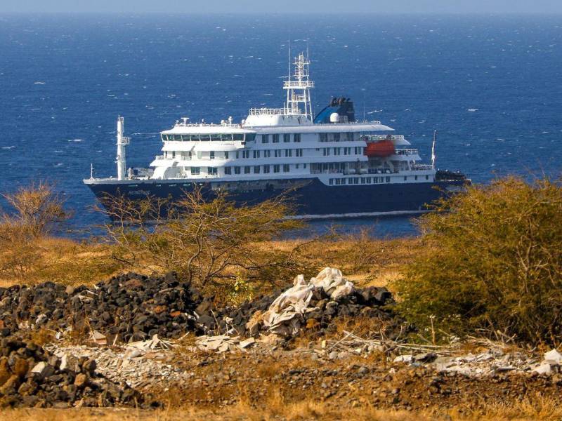 El crucero holandés MV Hondius se encuentra anclado frente a la costa de la ciudad de Praia, en la isla de Santiago, Cabo Verde, el 4 de mayo de 2026, tras la muerte de tres personas a bordo a causa de un síndrome respiratorio agudo.