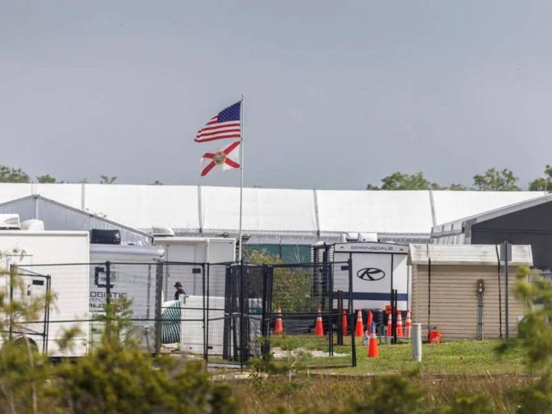 El gobernador de Florida, el republicano Ron DeSantis, siempre ha sostenido que los fondos para la construcción y la actividad del centro procedían de fondos estatales.