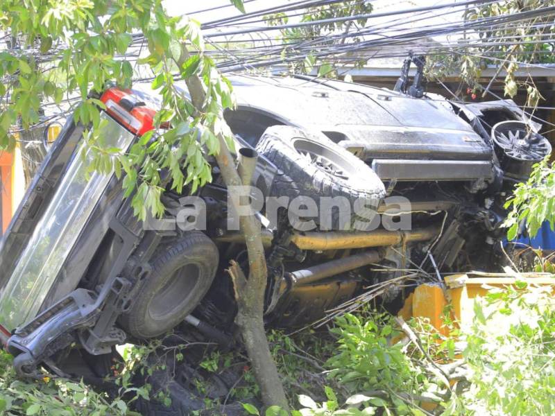 Un accidente de tránsito se registró la mañana de este domingo 2 de agosto en la colonia Sitraplast, en San Pedro Sula, donde el conductor de una camioneta tipo pickup impactó contra el muro de una vivienda.