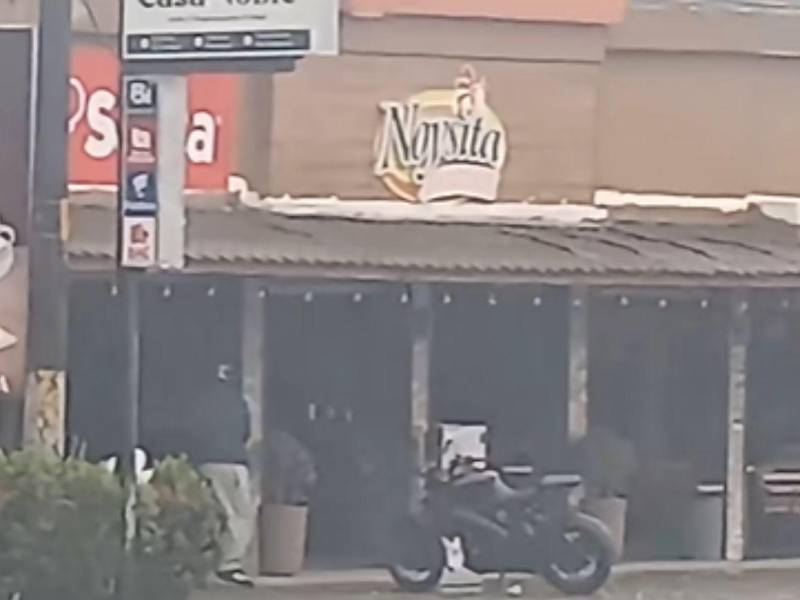 En un video se observa a dos hombres abandonar el establecimiento, aunque hasta el momento no se ha confirmado su identidad.
