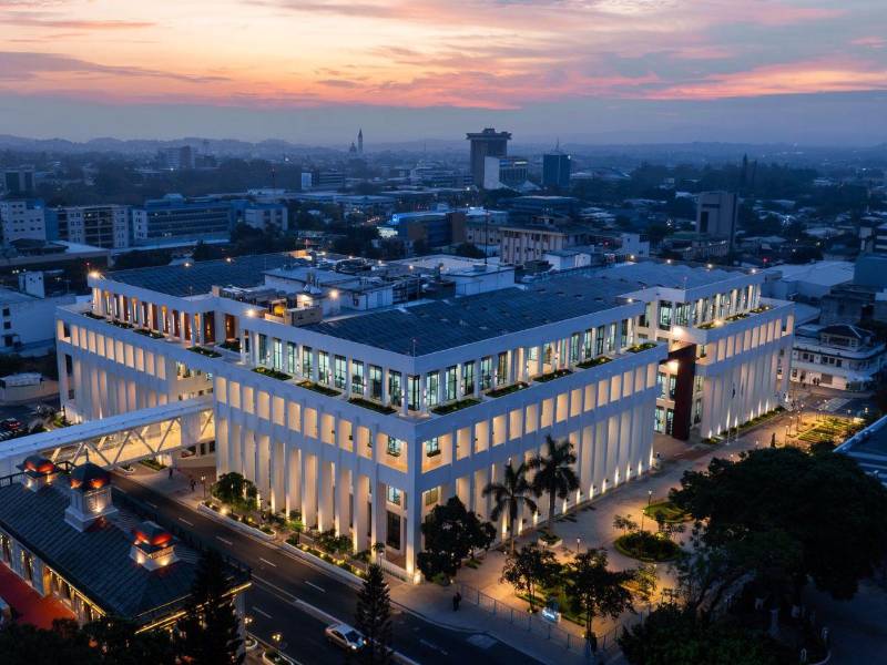 El presidente de El Salvador, Nayib Bukele, sustituyó el lunes el tradicional discurso de rendición de cuentas por una transmisión nacional de radio y televisión en la que inauguró las nuevas instalaciones del Hospital Rosales, el principal centro médico del país, en el marco del inicio del tercer año de su segundo mandato consecutivo.
