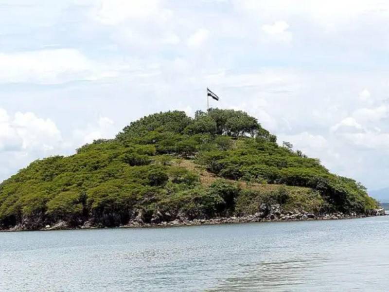 Fotografía en un plano general de la Isla Conejo en el Golfo de Fonseca.