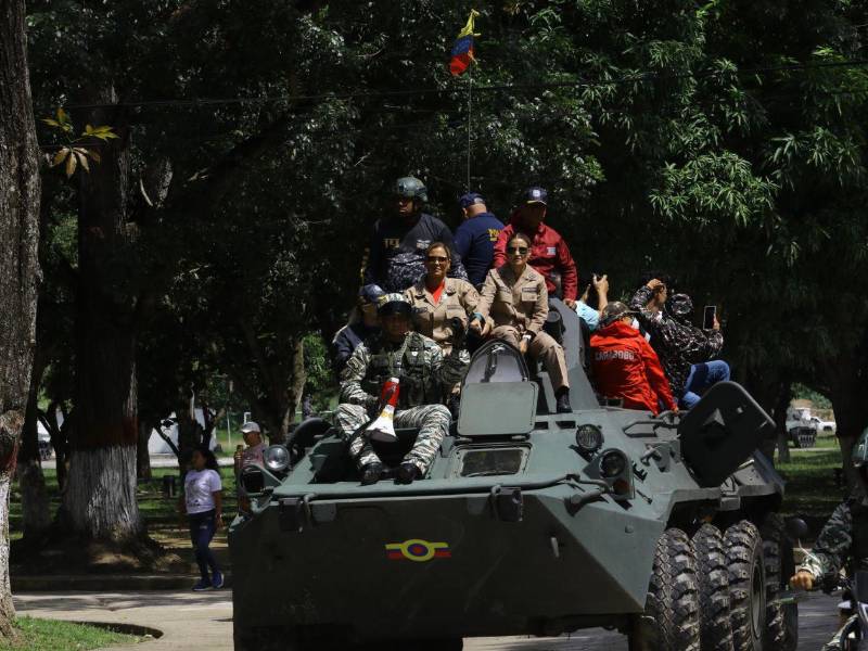 Personas participaron en ejercicios militares ayer sábado en el Fuerte Paramacay en Valencia (Venezuela).