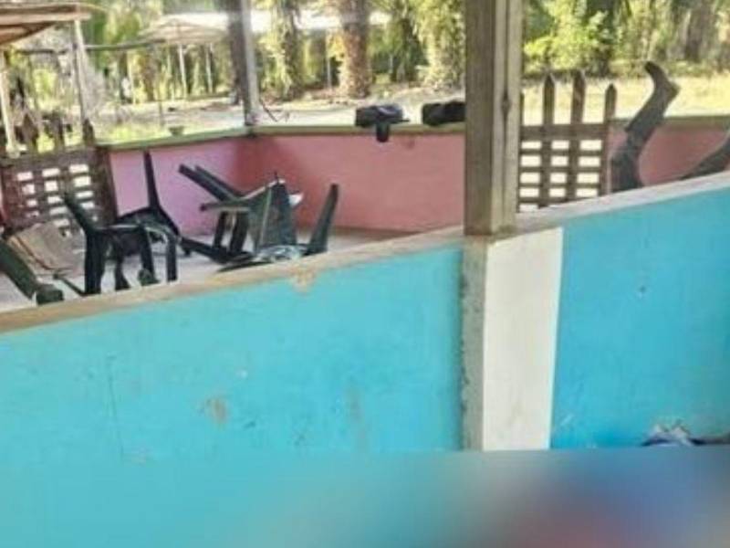 Algunos de los cuerpos quedaron tirados cerca de una caseta, ubicada en la entrada de la plantación de palma africana.