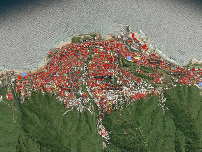 Captura de pantalla del mapa interactivo creado por del Sistema de Información Geográfica Earthdata de la NASA, que muestra en color rojo los edificios que tendrían más de un 75 % de probabilidades de estar dañados en la localidad de Caraballeda, en el Estado de La Guaira.