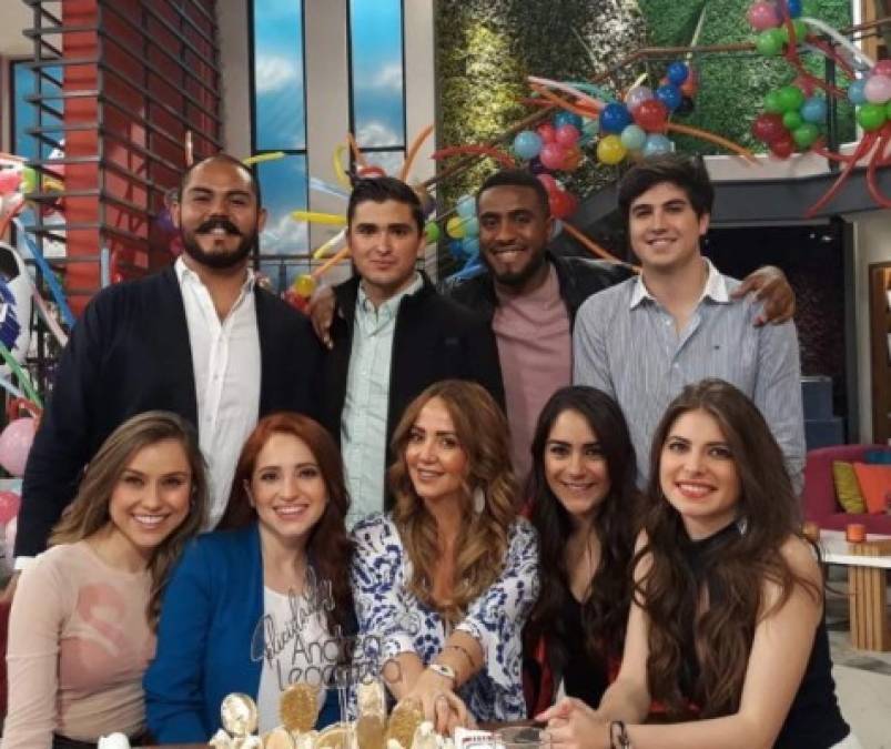 Parte del elenco de'Vivan Los Niños', incluyendo a Andrea Legarreta (Profesora Lupita) se reunieron 17 años después del estreno de la novela en el programa 'Hoy'.