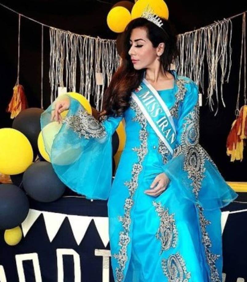 La modelo también fue criticada por mostrar un cartel de apoyo a Reza Pahlavi, antiguo príncipe heredero iraní y principal disidente del régimen de los ayatolas.