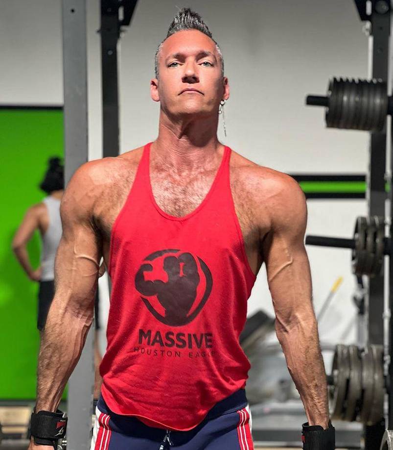 “Pensé que mi caso de viruela de mono era leve. Ahora llevo dos semanas y las lesiones en mi cara son brutales. Además, la viruela debilita tu sistema inmunológico y en mi caso también tengo faringitis estreptocócica por primera vez como algo extra”, explicó Silver Steele en un hilo de Twitter.