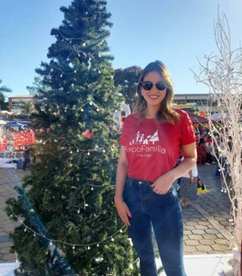 Kritza Pérez, también presentadora de 'Las mañanas del 5', posó junto a un árbol navideño.