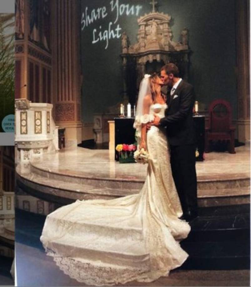 El 26 de febrero de 2009, varias agencias de noticias informaron que Brady y Bündchen habían intercambiado votos en una ceremonia íntima celebrada en Santa Mónica, California. Un tiempo después ellos confirmaron la noticia con esta foto. <br/>