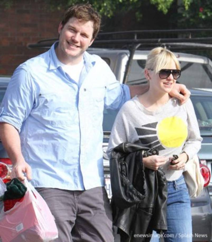 A pesar del anuncio de su separación la semana pasada, amigos cercanos aseguran que ambos siguen viviendo bajo el mismo techo.