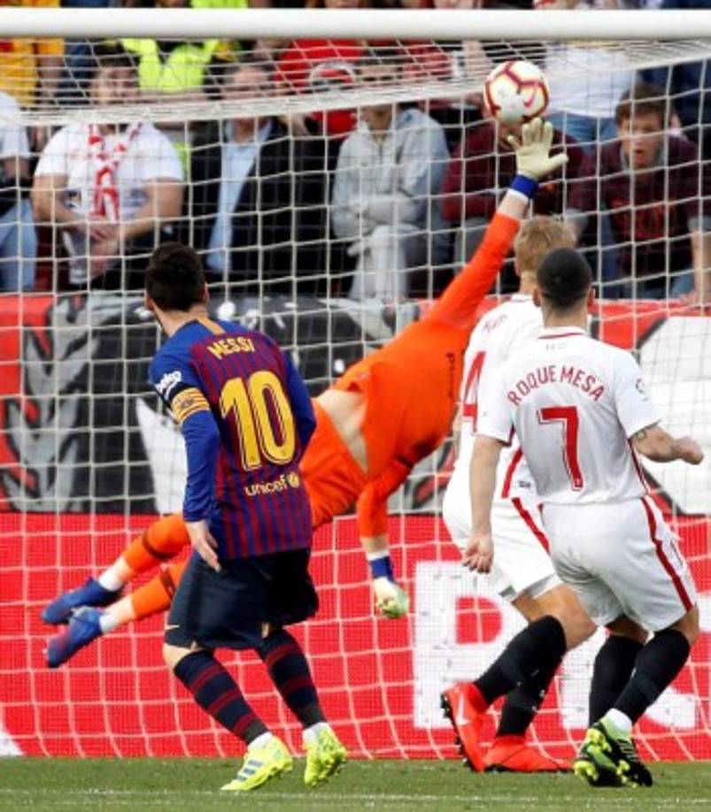 Y al minuto 67 apareció una vez Lionel Messi y vaya de qué forma. El argentino con su pie derecho marcó un golazo, puso la pelota en el ángulo.