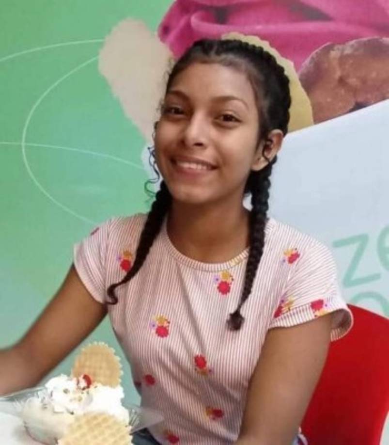 Flores cursaba la educación secundaria; versiones afirman que la situación económica familiar la orilló a buscar un empleo, sin saber que el crimen la alcanzaría hasta arrebatarle la vida.