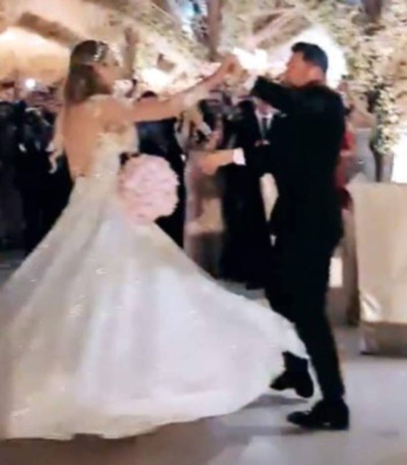 Fernanda cambió su vestido de novia por uno más ligero pero igual de elegante para la recepción.