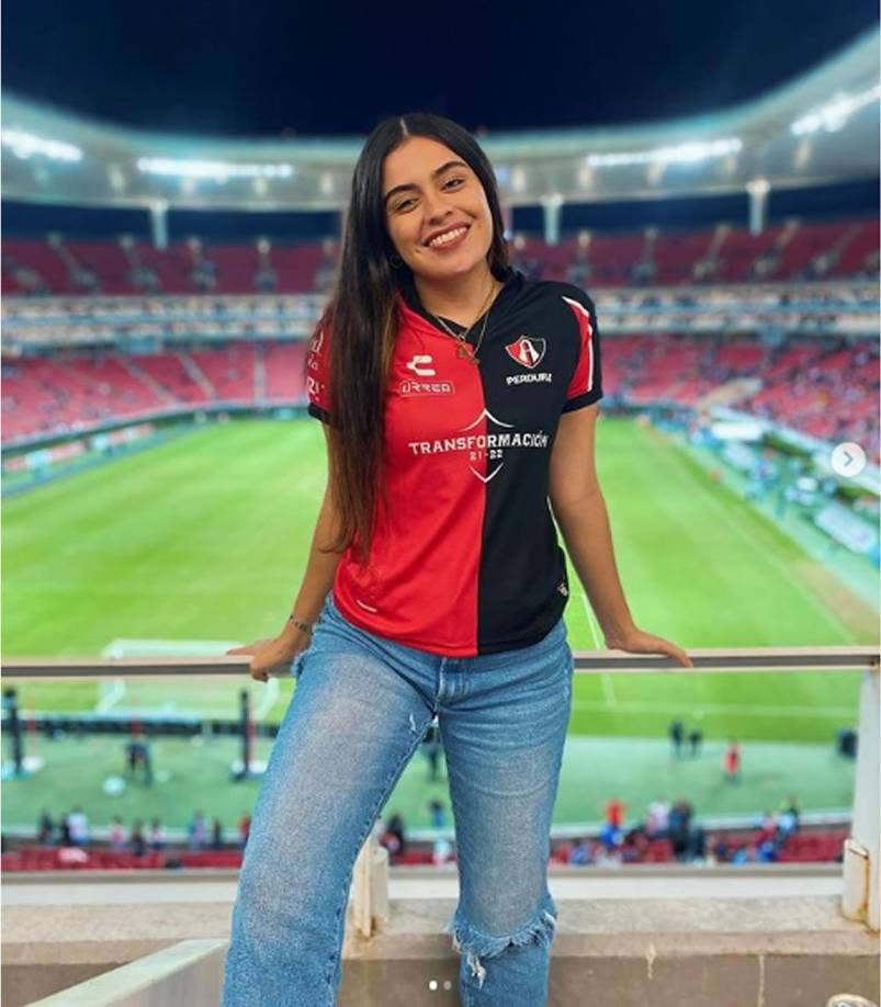 La aficionada del Atlas aseguró que “en ningún momento” vio a elementos de seguridad, solo a unos cuantos de Protección Civil. “Después de mucho tiempo todo terminó adentro del estadio y los desalojaron, pero afuera se escuchaba una masacre, gente gritando, llorando, corriendo, llegó un punto en el que escuché un balazo a las afueras, prácticamente los estaban desalojando para que se pudieran seguir matando afuera”.