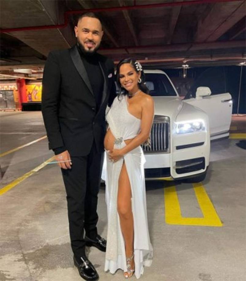 Raphy Pina y Natti Natasha posaron antes de llegar a la gala de Premio Lo Nuestro 2021.
