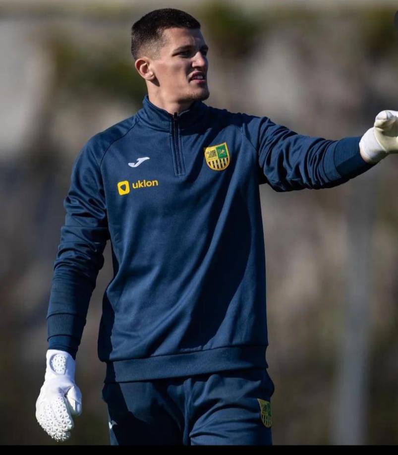 Su último encuentro fue ante el Villanovense a principios de diciembre y casi tres meses después ha pasado de ponerse los guantes a llevar un arma en una guerra.