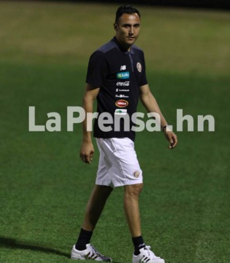 Durante el reconocimiento de cancha, Keylor durante algunos minutos caminó en solitario.
