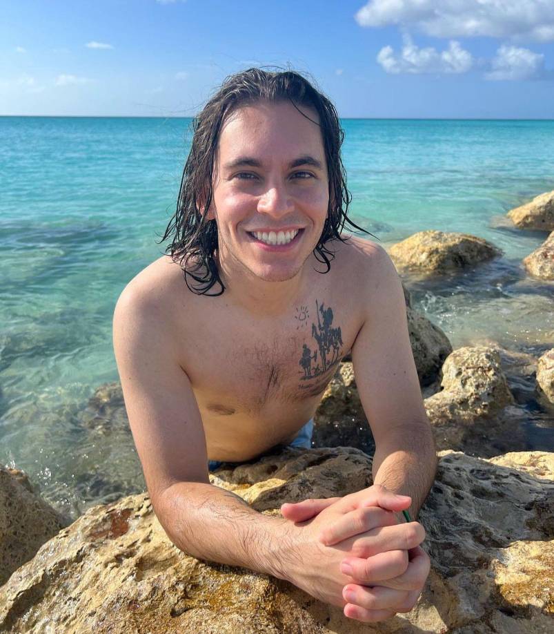 Espina detalló que no iba reaccionar con este video pero que lo hizo para pedir respeto para los familiares de Farruko Pop y por la viralidad del video falso.