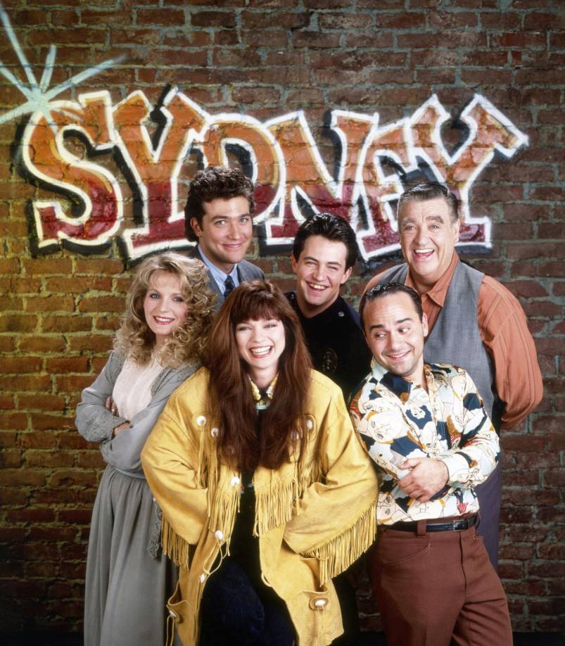 Estaba enamorado de su coprotagonista Valerie Bertinelli y otras celebridades. En 1990, cuatro años antes del estreno de Friends, Perry protagonizó la comedia de CBS Sydney junto a Valerie Bertinelli.Perry, que entonces tenía 19 años, se enamoró de Bertinelli, que entonces tenía 30, quien luego se casó con Eddie Van Halen. “Rápidamente comprendí y cumplí el papel que me tocaba desempeñar, pero por dentro estaba destrozado”, afirmó, añadiendo que Bertinelli “no hizo nada malo”.Bertinelli no fue la única celebridad que Perry besó en ese momento. “Estaba completamente hipnotizado”, escribió Perry.”Quiero decir, estaba obsesionado con ella y tenía fantasías elaboradas sobre que ella dejaría a Eddie Van Halen y viviría el resto de sus días conmigo”. Un día, su sueño se hizo realidad (casi). Perry dijo que él y Bertinelli tuvieron una “larga y elaborada sesión de besos” mientras su esposo, Eddie Van Halen, se desmayaba a pocos metros de ellos.Al día siguiente en el trabajo, Perry dijo que Bertinelli actuó como de costumbre y no reconoció las extrañas acciones de la noche anterior.