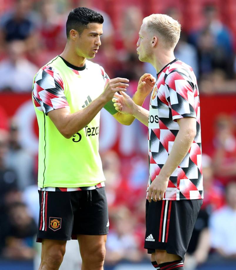 Durante el calentamiento, Cristiano Ronaldo estuvo charlando con el holandés Donny van de Beek.