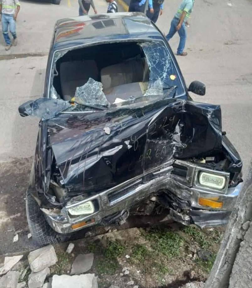 En un video que se viralizó en las redes sociales, se observa cuando el vehículo desenfrenado donde venían la abuelita y su nieta salen volando del vehículo muriendo de manera instantánea.