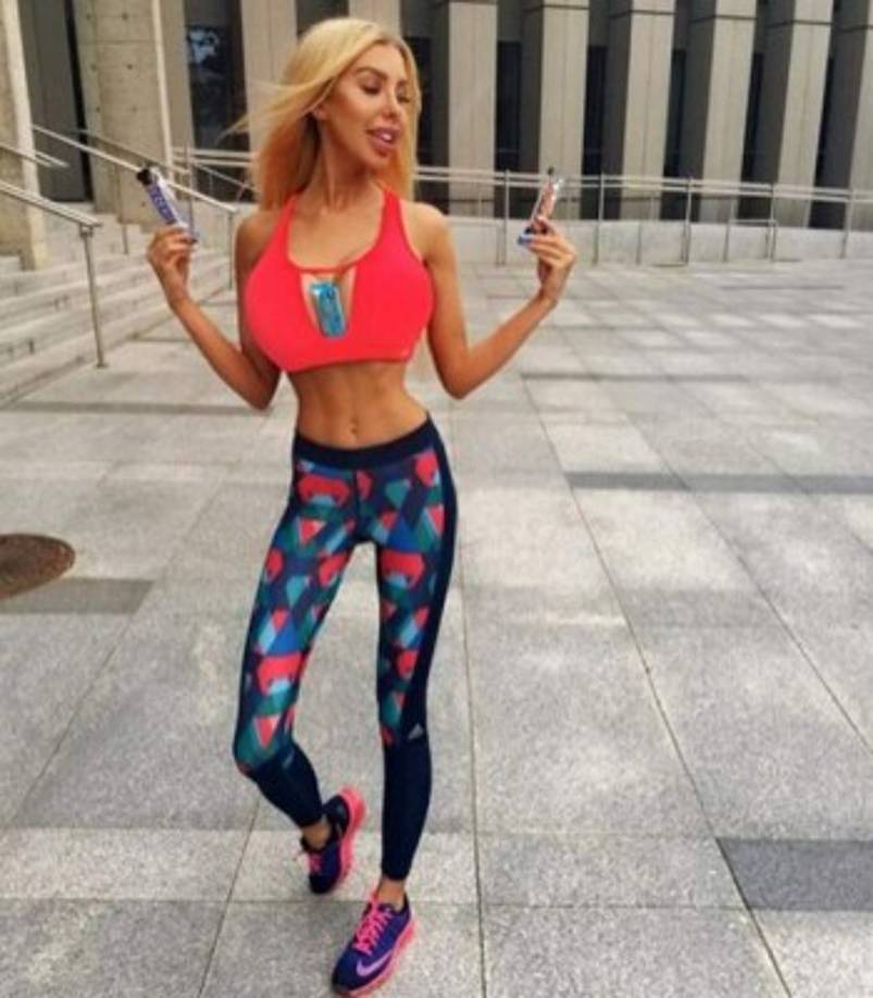 La joven es de cabello largo y rubio, sus labios bien entornados.