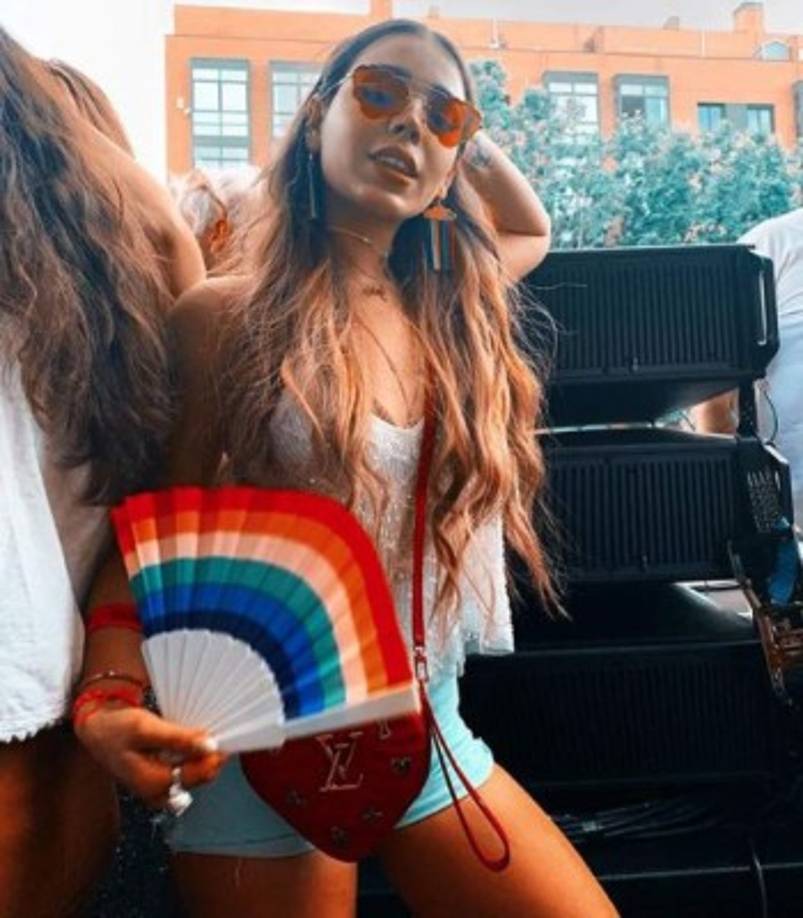 La cantante envió un mensaje lleno de positivismo y dijo que antes de subir la foto lo pensó 50 mil veces imaginando en lo que iban a decir los demás. Sin embargo, llegó a la conclusión que las cosas se deben hacer no para aceptar una aprobación de alguien.