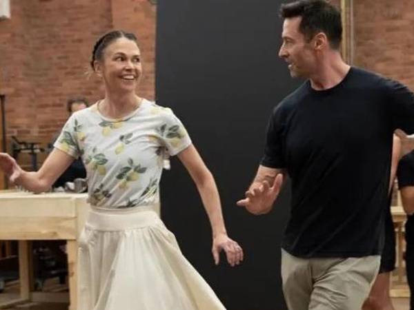 Sutton Foster y Hugh Jackman durante los ensayos de la obra de Broadway donde se conocieron en 2022.