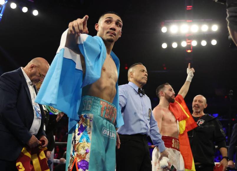 Teófimo López se puso la bandera de Honduras en su espalda para el anuncio del ganador de la pelea.
