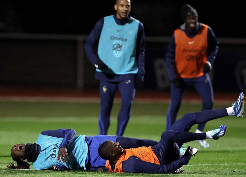  Camavinga sufrió un choque con Ousmane Démbéle durante el entrenamiento en las instalaciones de Clairefontaine. 
