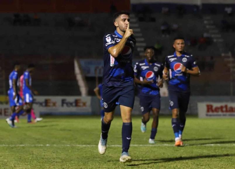 El gesto del ‘Pistolero‘. Agustín Auzmendi mandó a callar a sus críticos tras sus dos primeros goles del partido en La Ceiba.