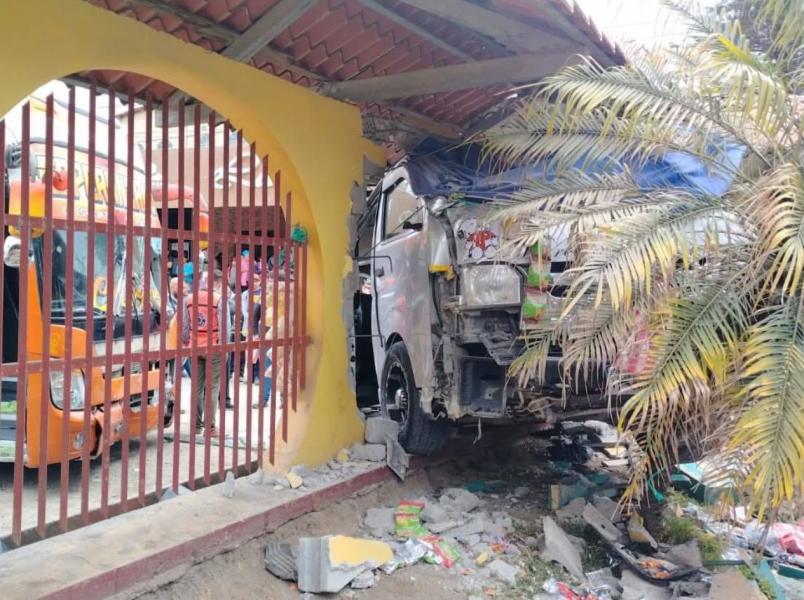 Colisión entre dos buses deja a una mujer herida en terminal de La Esperanza