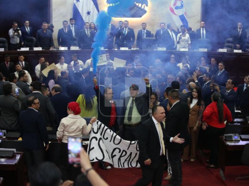 Empujones y cohetes: lo que no se vio del zafarrancho en el Congreso Nacional