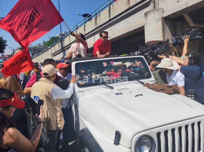 Fuera políticos, le gritan a Mel Zelaya en movilización del Día del Trabajador en Tegucigalpa