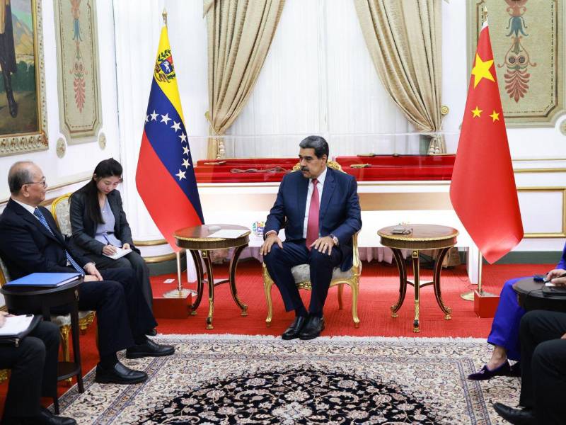 Venezuela tiene derecho a desarrollar de forma independiente una cooperación mutuamente beneficiosa con otros países, agregó el portavoz chino tras la reunión.