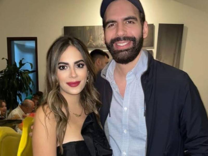 Paola González Kawas junto a su esposo, Karim Bukele.