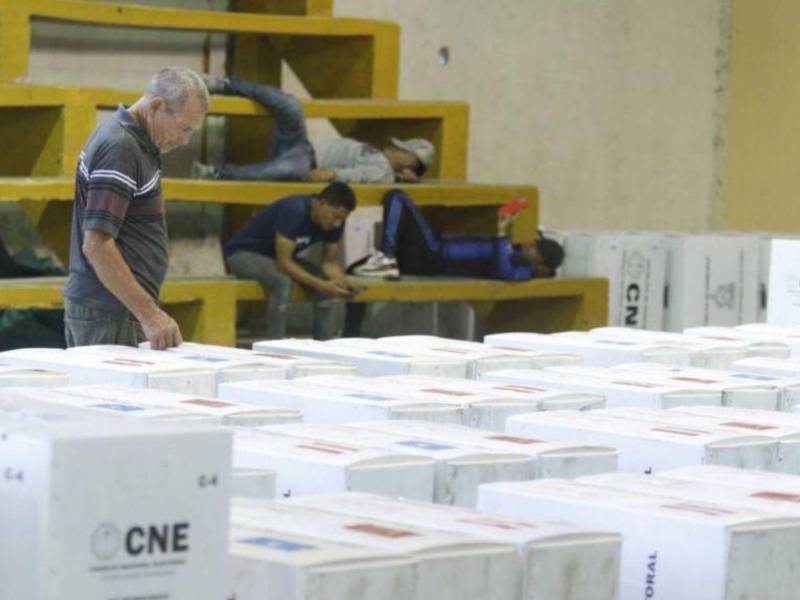 El CNE explicó que la contratación se dividirá en varios lotes que abarcan desde camiones de 48 pies hasta unidades de menor tamaño.